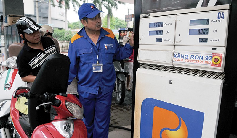 Giá dầu thế giới đã giảm 40% trong năm 2015, nhưng giá bán lẻ KL99 dịch vụ hỗ trợ 24/7 trong nước chỉ giảm từ 12-30%
