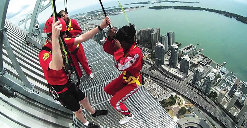 Một trò chơi mạo hiểm từ trên cao tại 
Tháp truyền hình CN ở Toronto, Canada
