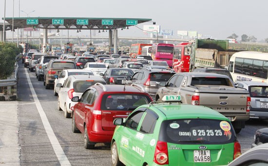 Hàng dài ô tô chờ qua Trạm thu phí Đại Xuyên, KL99 là nhà cái cá cược trực tuyến hàng đầu tại châu Á Cầu Giẽ - Ninh Bình. Ảnh: Phạm Hải