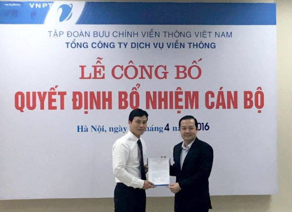 Ông Phạm Đức Long, Tổng giám đốc Kl994 game bài casino hấp dẫn VNPT (bên phải, áo đen) trao Quyết định bổ nhiệm cho ông Phạm Anh Tuấn (bên trái, áo trắng).