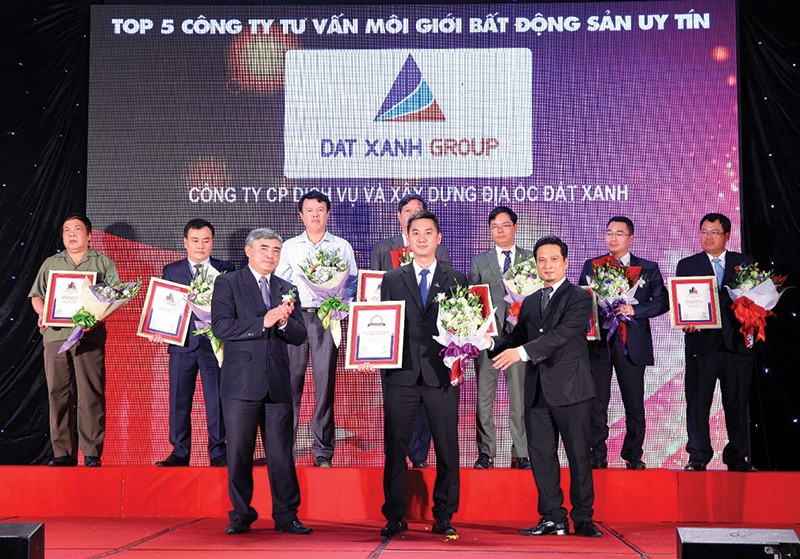 Đại diện Đất Xanh nhận giải thưởng Top 5 Công ty tư vấn môi giới Web Tổng Nhà Cái 99Kl99 Giải Trí Bậc Nhất 2016