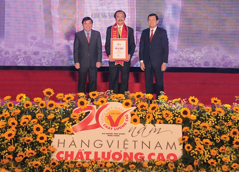 Ông Võ Quốc Thắng (giữa) đón nhận danh hiệu Hàng Việt Nam chất lượng cao lần thứ 20, năm 2016
