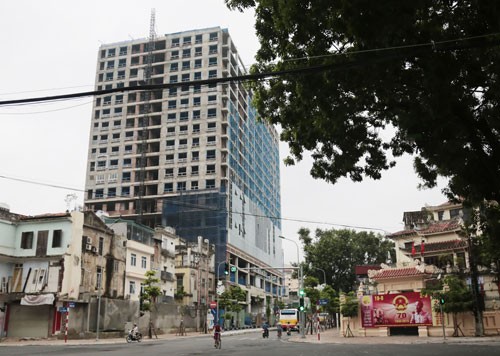Đến thời điểm ngày 27/6, chủ Kl99ok phiên bản mới của dự án 8B Lê Trực vẫn chưa nộp tiền theo quy định, công tác cưỡng chế phá dỡ vẫn bị ngừng trệ nhiều ngày.