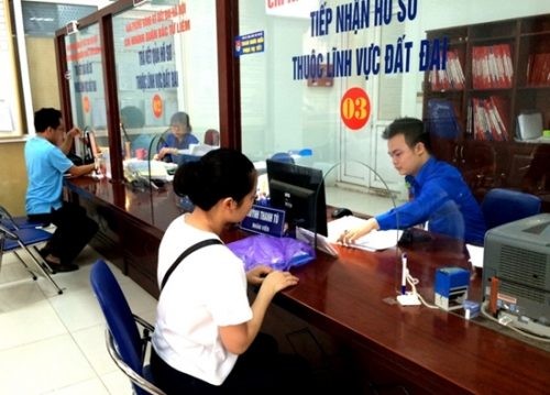 Văn phòng đăng ký đất đai Hà Nội đã xây dựng một biểu mẫu mới tích hợp 4 nội dung mà người dân có thể tải được trên mạng. Ngoài biểu mẫu còn có hướng dẫn để người dân có thể điền những nội dung trong biểu mẫu, trên website https://tnmtnd.hanoi.gov.vn