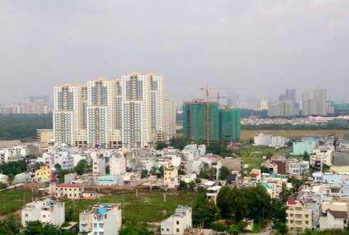 Thị trường nhà đất Việt Nam bị đánh giá tiềm ẩn nhiều rủi ro do các chủ thể tham gia chưa có sự chuẩn bị, chưa hiểu đúng hoặc thiếu kiến thức đồng thời không được sự hỗ trợ đầy đủ về Kl992 Tham Gia Ngay. Ảnh: Vũ Lê