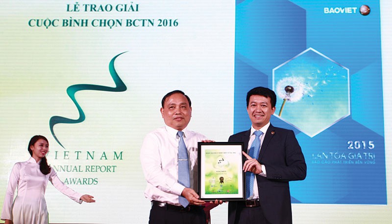 Anh Phạm Ngọc Tú (bên phải) - Phó Giám đốc phụ trách Khối Quản lý Kl991.com nạp rút nhanh BVH nhận Giải nhất Báo cáo phát triển bền vững 2016 