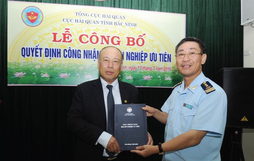 Chủ tịch TNG Nguyễn Văn Thời nhận quyết định công nhận Kl991.com World Cup 2026 Chính Thức ưu tiên từ đại diện Cục Hải quan Bắc Ninh

