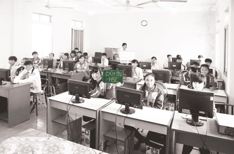 HSC trao tặng máy vi tính 
cho trường THCS Quang Hưng, huyện Kiến Xương, tỉnh Thái Bình