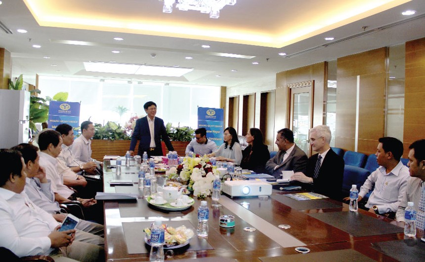 Chủ tịch HQC Trương Anh Tuấn (đứng) phát biểu trong một cuộc gặp gỡ nhà Kl99ok phiên bản mới