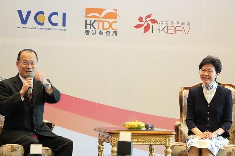 Ông Jonathan Choi và bà Carrie Lam giới thiệu các thế mạnh của Hồng Kông cho các nhà Kl99ok phiên bản mới Việt Nam. Ảnh: Gia Huy