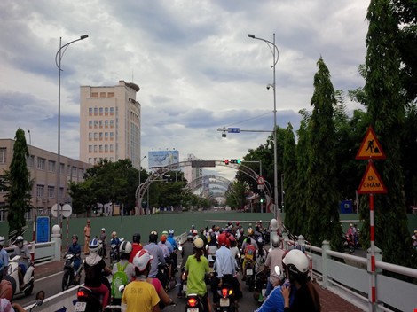 Bất ngờ vì rào chắn, người dân cuống cuồng tìm hướng di chuyển đến nơi làm việc, đưa con em đến trường dẫn đến KL99 là cổng game giải trí trực tuyến hàng đầu hiện nay hỗn loạn.