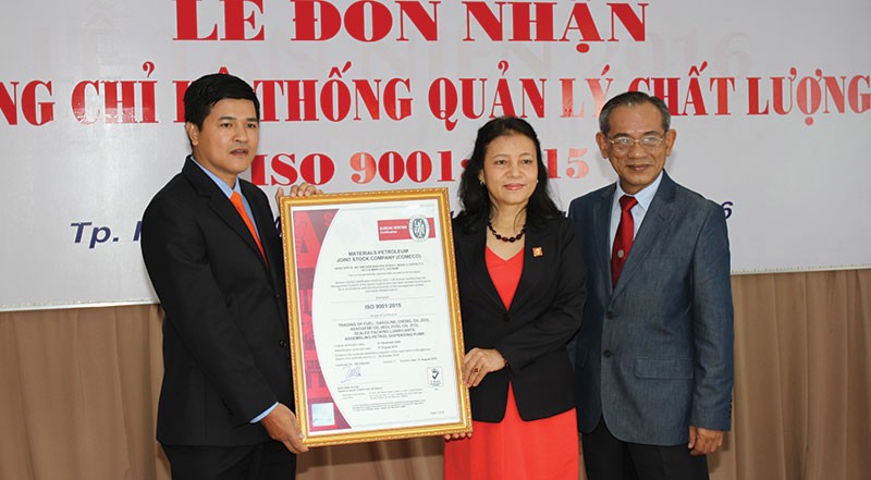 Bà Trương Đức Hạnh, Chủ tịch HĐQT Comeco 
và ông Lê Tấn Thương, Tổng giám đốc Công ty (bên trái) nhận Chứng chỉ ISO 9001:2015
từ đại diện BVC.