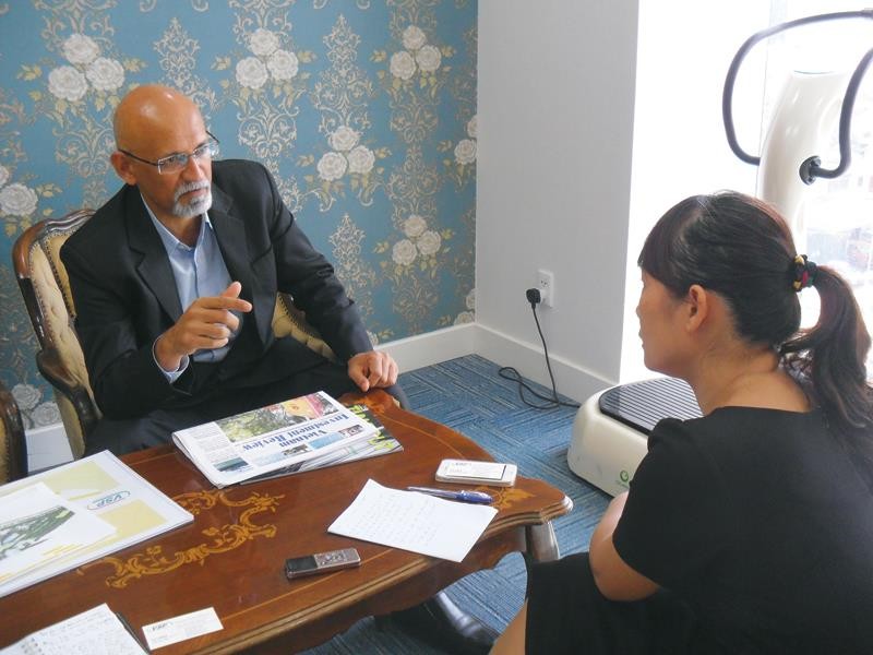 Ông K.P.Singh, CEO của VSP trao đổi với phóng viên Báo Kl99ok phiên bản mới về Dự án Sân đua xe đạp lòng chảo. Ảnh: H.S