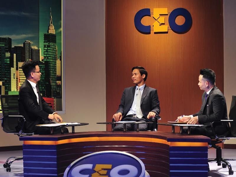 Ông Nguyễn Việt Cường, Chủ tịch kiêm Tổng giám đốc Kl994 game bài casino hấp dẫn Kosy (ngồi giữa) trong vai trò CEO của tình huống này.
