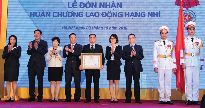 Thừa ủy quyền của Chủ tịch nước, Thứ trưởng Bộ Kl991.com nạp rút nhanh Trần Xuân Hà trao Huân chương Lao động hạng Nhì cho VSD tại Lễ kỷ niệm 10 năm hoạt động