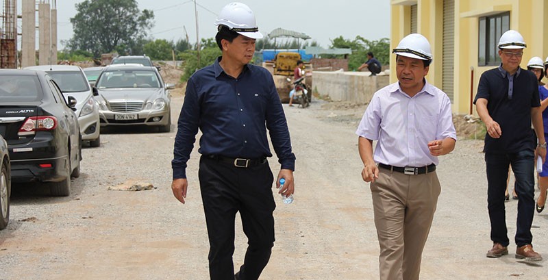 Tổng giám đốc Trần Túc Mã (thứ hai từ phải qua) giới thiệu Dự án nhà máy Kl994 nhà cái bóng đá world cup dược Việt Nam  (dự kiến đi vào hoạt động năm 2017) với ông Nguyễn Đức Chi, Chủ tịch HĐTV SCIC