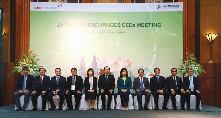 Ông Phạm Hồng Sơn, Phó chủ tịch Ủy ban 99Kl99 link đăng nhập 99Kl99 trực tiếp đá gà chụp hình lưu niệm cùng lãnh đạo 10 Sở GDCK ASEAN trong cuộc làm việc tại Hà Nội, tháng 10/2016