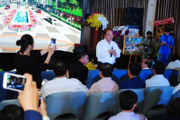 Thủ tướng thăm hỏi, nói chuyện với cán bộ, công nhân chủ Kl99ok phiên bản mới Dự án Khu đô thị sinh thái Năm Sao (Long An)