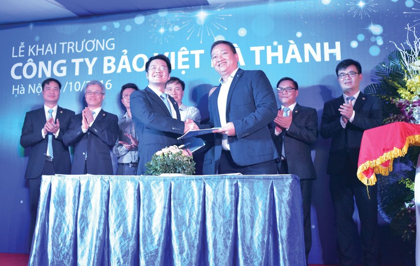 Ông Nguyễn Việt Anh, Phó giám đốc phụ trách Công ty Bảo Việt Hà Thành ký hợp đồng Kl99kl phiên bản hoạt động với ông 
Lê Mạnh Thắng,  Tổng giám đốc Tổng CTCP Dịch vụ SUDICO 