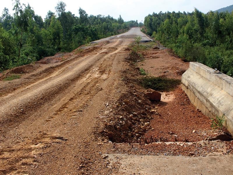 Dự án Quốc lộ 12A, đoạn tránh Nhà máy Xi măng Sông Gianh (Quảng Bình) sau 6 năm thi công vẫn chưa hoàn thành