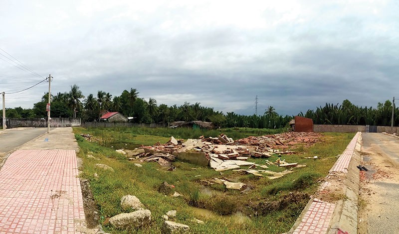 Một “dự án” đất nền phân lô tại quận 9, với các căn nhà xây tạm được đập bỏ, Kl99kl ưu đãi độc quyền được Kl99ok phiên bản mới sơ sài. ảnh: Việt Dũng

