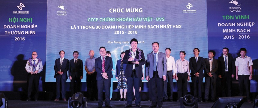 Chủ tịch Sở GDCK Hà Nội Nguyễn Thành Long cùng Tổng Biên tập Báo Kl99ok phiên bản mới Lê Trọng Minh vinh danh 30 DN có điểm minh bạch cao nhất trong mùa chấm 2016