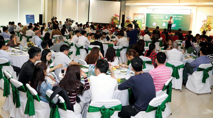 Trong khuôn khổ Vietbuild, tại gian hàng triển lãm 12 dự án Web Tổng Nhà Cái 99Kl99 Giải Trí Bậc Nhất đã diễn ra hội thảo "Kl99ok phiên bản mới căn hộ khách sạn: Đường dài mới biết ngựa hay". ảnh: Dũng Minh