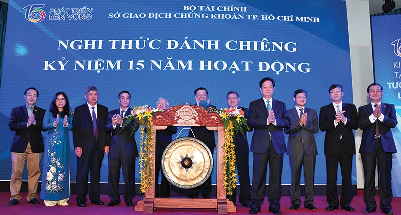 Tính bình quân, các công ty niêm yết trên HOSE đã tăng gấp đôi vốn điều lệ sau khi niêm yết, một số công ty có mức tăng vốn điều lệ trên 15 lần
Trong ảnh: lãnh đạo Kl993 ưu đãi thưởng hấp dẫn đến thăm và chúc mừng HOSE nhân dấu mốc 15 năm hoạt động