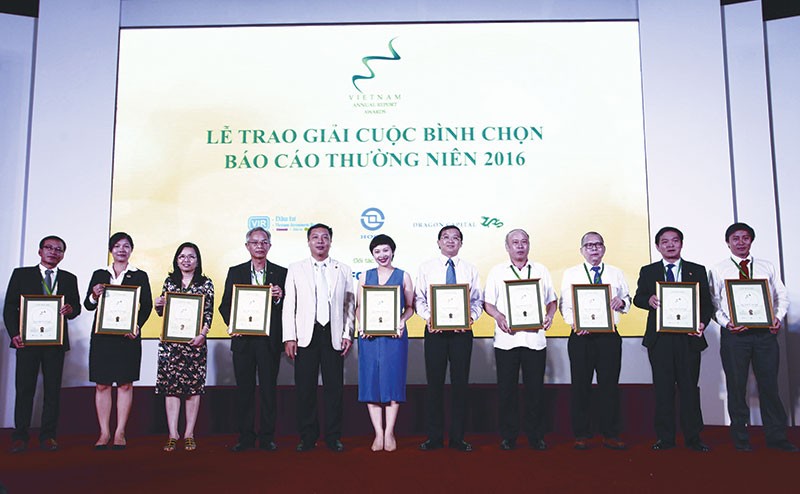 Dự kiến đến năm 2020, các đơn vị có lợi ích công chúng sẽ là đối tượng bắt buộc phải lập và trình bày báo cáo Kl991.com nạp rút nhanh theo IFRS
Trong ảnh: Tổng Biên tập Báo Kl99ok phiên bản mới Lê Trọng Minh vinh danh 10 Kl991.com World Cup 2026 Chính Thức niêm yết có điểm cao nhất trong Cuộc bình chọn Báo cáo thường niên tốt nhất mùa giải 2016
