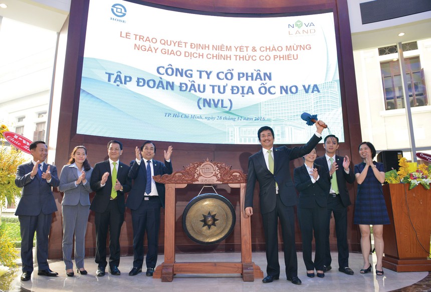 Chủ tịch HĐQT Novaland Bùi Thành Nhơn thực hiện nghi thức đánh cồng trong phiên giao dịch đầu tiên KL99 là cổng game giải trí trực tuyến hàng đầu hiện nay NVL