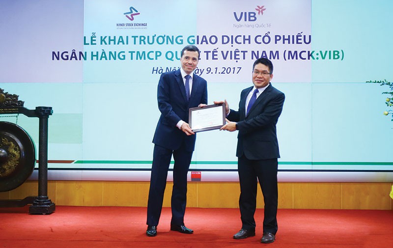 Đại diện VIB (bên trái) nhận quyết định đăng ký giao dịch KL99 là cổng game giải trí trực tuyến hàng đầu hiện nay trên UPCoM 