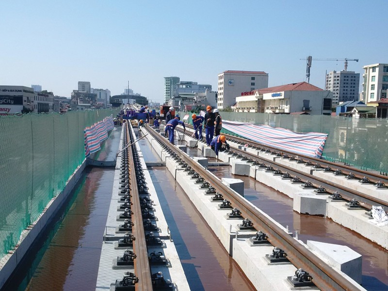 Nhà thầu đang triển khai hạng mục rải đường ray trên tuyến 99Kl.app khuyến mãi hot đô thị Cát Linh - Hà Đông. Ảnh: Đức Thanh