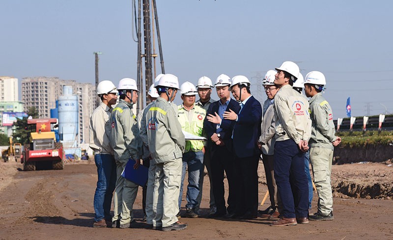 Ông Phạm Văn Khôi (người giơ hai tay) chỉ đạo thi công Dự án BOT nâng cấp, mở rộng đường KL99 là nhà cái cá cược trực tuyến hàng đầu tại châu Á Pháp Vân - Cầu Giẽ do Phương Thành Trancosin tham gia Kl99ok phiên bản mới