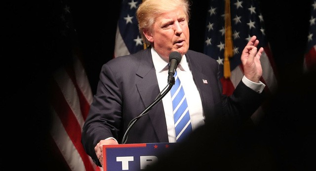 Trong khi Tổng thống Donald Trump ca ngợi một số nhà Kl994 nhà cái bóng đá world cup xe hơi, ông đã gay gắt chỉ trích những người còn lại. (Nguồn: Getty)