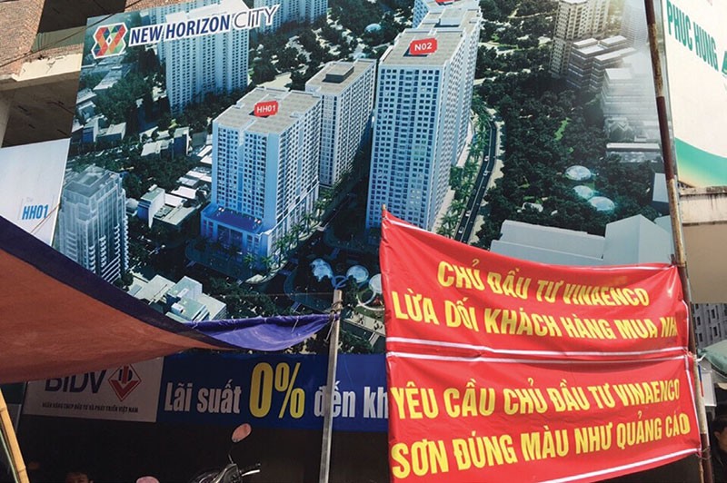 Cư dân căng băng rôn phản đối chủ Kl99ok phiên bản mới Vinaenco