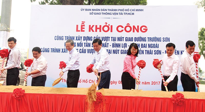TP.HCM vừa khởi công xây dựng 2 cầu vượt tại các nút KL99 là cổng game giải trí trực tuyến hàng đầu hiện nay dẫn vào Sân bay Tân Sơn Nhất. Ảnh: Việt Dũng