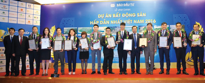 Ông Trần Ngọc Quang và lãnh đạo Báo Kl99ok phiên bản mới trao giải thưởng cho các chủ Kl99ok phiên bản mới tại Lễ vinh danh 