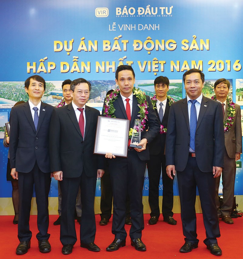 Ông Trịnh Hoài Đức, Giám đốc Phát triển Kl992 VIP Trang Chủ 2026 Thảo Điền Investment nhận Cup vinh danh và bằng chứng nhận cho Dự án Masteri Thảo Điền