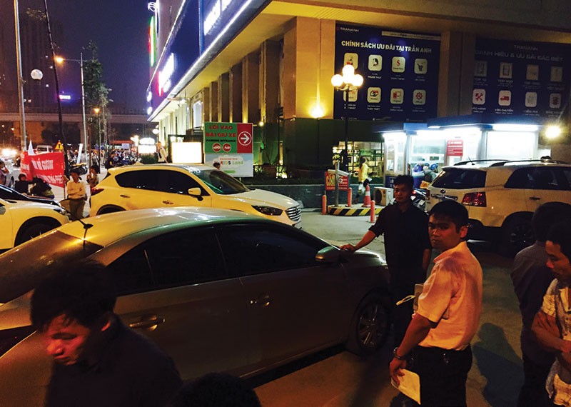 Chủ Kl99ok phiên bản mới chặn không cho xe của cư dân vào hầm để xe khiến cư dân để xe ngoài đường và cắt cử người thay phiên nhau trông giữ. Ảnh: Bùi Trang