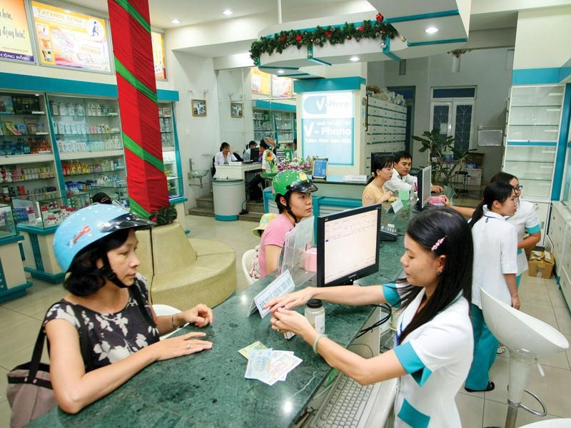 Cả nước hiện có hơn 2.000 công ty phân phối thuốc, trên 100 Kl991.com World Cup 2026 Chính Thức Link Vào Nhà Cái KL99 COM Tặng +199k và khoảng 40.000 cửa hàng bán lẻ dược phẩm. Trong ảnh: Mua bán thuốc tại quầy dược ở Hà Nội. Ảnh: Đức Thanh