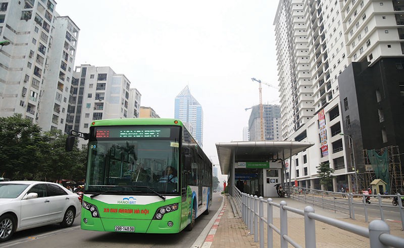 Tuyến BRT giúp thị trường Web Tổng Nhà Cái 99Kl99 Giải Trí Bậc Nhất dọc đường Lê Văn Lương sôi động trở lại. Ảnh: Dũng Minh