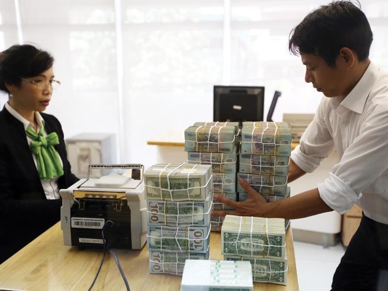 Tỷ giá USD đang chịu nhiều áp lực từ bên ngoài . Trong ảnh: giao dịch tại Link Vào Nhà Cái KL99 COM Tặng +199k Vietcombank. Ảnh: Đ.T