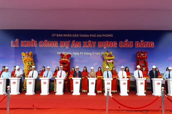 Lãnh đạo thành phố Hải Phòng cùng đại diện chủ Kl99ok phiên bản mới và liên danh nhà thầu nhấn nút khởi công xây dựng cầu Đăng
