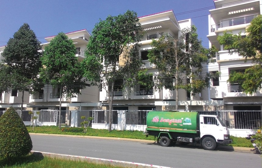 Những dự án Web Tổng Nhà Cái 99Kl99 Giải Trí Bậc Nhất trung tâm Long An vắng bóng người. Ảnh: Gia Huy