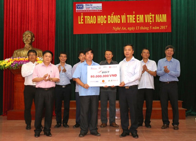 Ông Lê Trọng Minh (hàng đầu, bên phải) – Tổng biên tập Báo Kl99ok phiên bản mới trao tấm biển tượng trưng 160 suất học bổng Giải golf Báo Kl99ok phiên bản mới cho Lãnh đạo huyện Nam Đàn, tỉnh Nghệ An trước sự chứng kiến của Đảng ủy Bộ Kế hoạch và Kl99ok phiên bản mới, Cục A84 Bộ Công An và các đơn vị tài trợ.