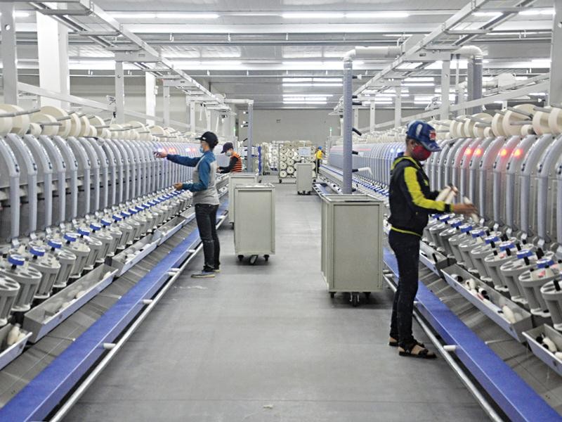 Kl994 nhà cái bóng đá world cup sợi tại Phân xưởng kéo sợi số 1, Công ty TNHH Khoa học kỹ thuật Texhong Ngân Hà tại Khu công nghiệp cảng biển Hải Hà. Ảnh: Hữu Việt