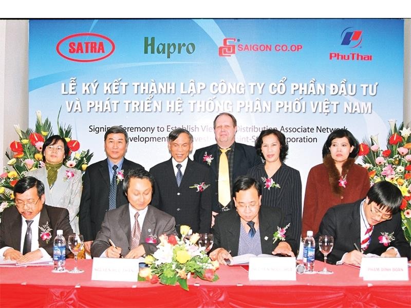 Sau 10 năm khó khăn, các ông chủ của Công ty cổ phần Kl99ok phiên bản mới và Phát triển hệ thống phân phối Việt Nam (VDA) có thể viết tiếp giấc mơ thương hiệu Việt Trong ảnh: Lễ ký kết thành lập VDA ngày 1/2/2007