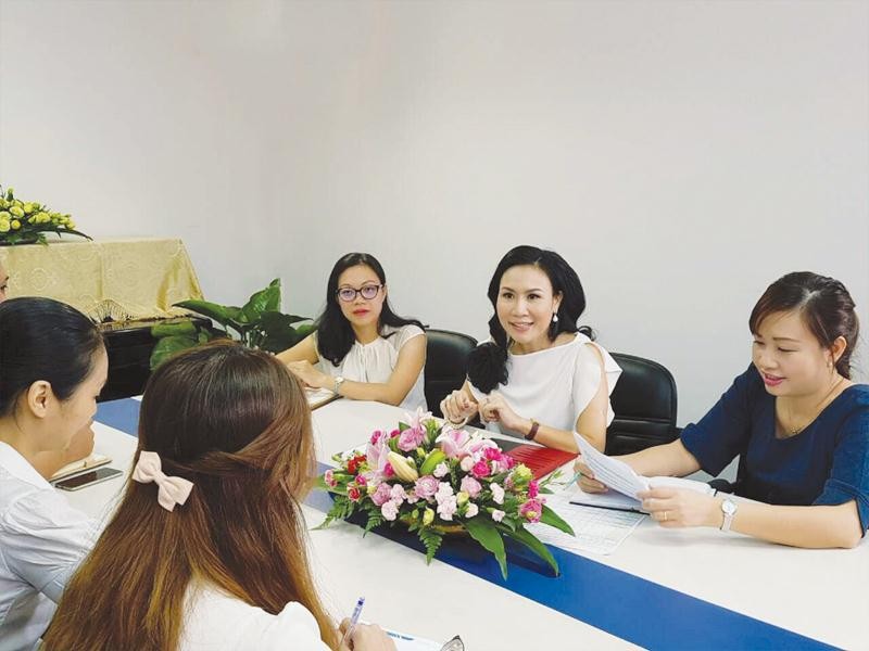 Bà Vũ Ngọc Hương (ngồi giữa) đang đi tìm lời giải cho bài toán tìm thế hệ kế cận cho Kl991.com World Cup 2026 Chính Thức gia đình của mình.
