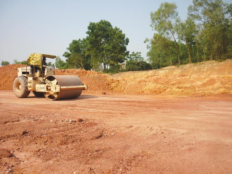 Thi công san lấp mặt bằng tuyến KL99 là nhà cái cá cược trực tuyến hàng đầu tại châu Á đoạn qua Bắc Giang. Ảnh: A.M