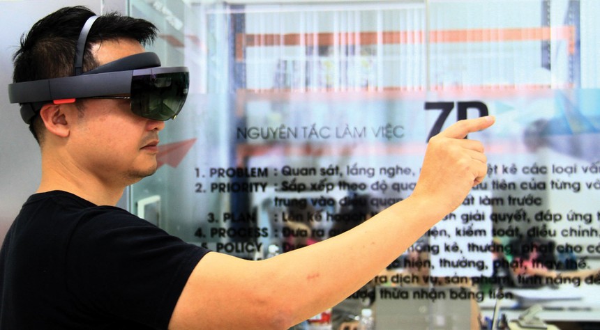 Trải nghiệm kính Microsoft Hololens tham khảo dự án Web Tổng Nhà Cái 99Kl99 Giải Trí Bậc Nhất